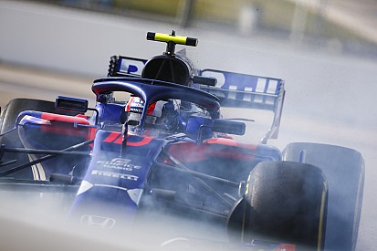 Una pieza del auto de Ricciardo pasó por el halo de Gasly y le golpeó el visor del casco