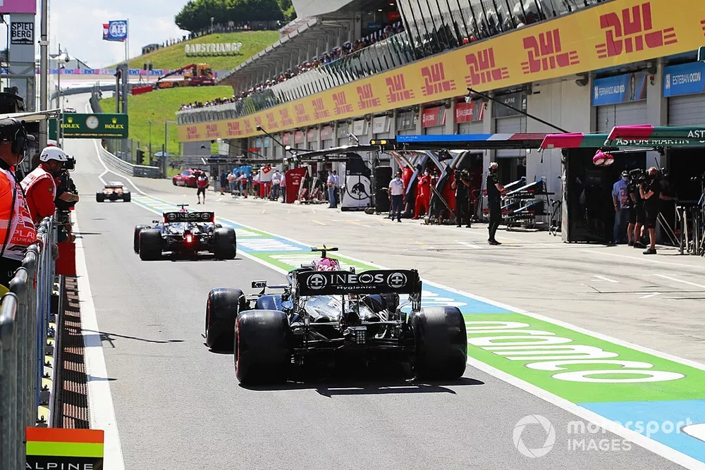 Lewis Hamilton et Valtteri Bottas, Mercedes, dans la voie des stands