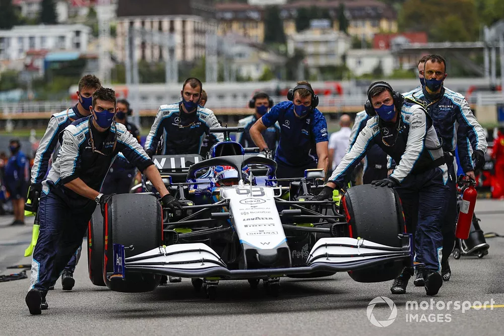 George Russell, Williams FW43B, arrives on the grid