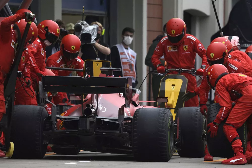 Charles Leclerc, Ferrari SF21, fa un pit stop