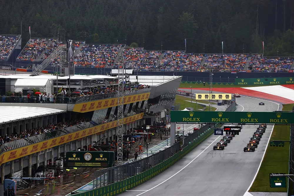 Max Verstappen, Red Bull Racing RB19, Sergio Perez, Red Bull Racing RB19, et le reste de la grille au d&eacute;part