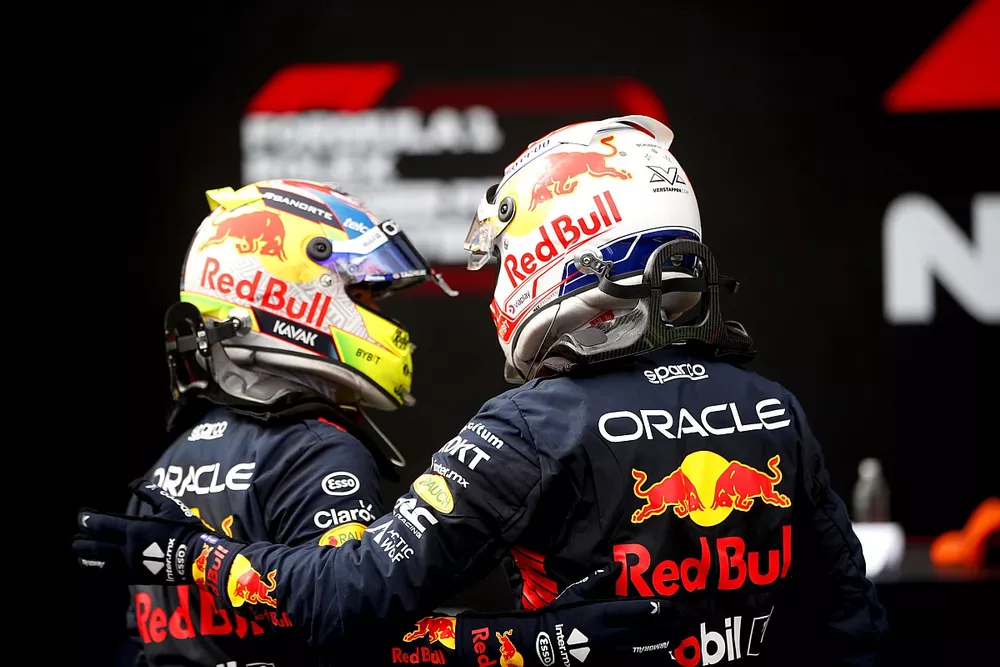 Ganador Max Verstappen, Red Bull Racing, con el tercer lugar Sergio Pérez, Red Bull Racing, se felicitan mutuamente en Parc Ferme