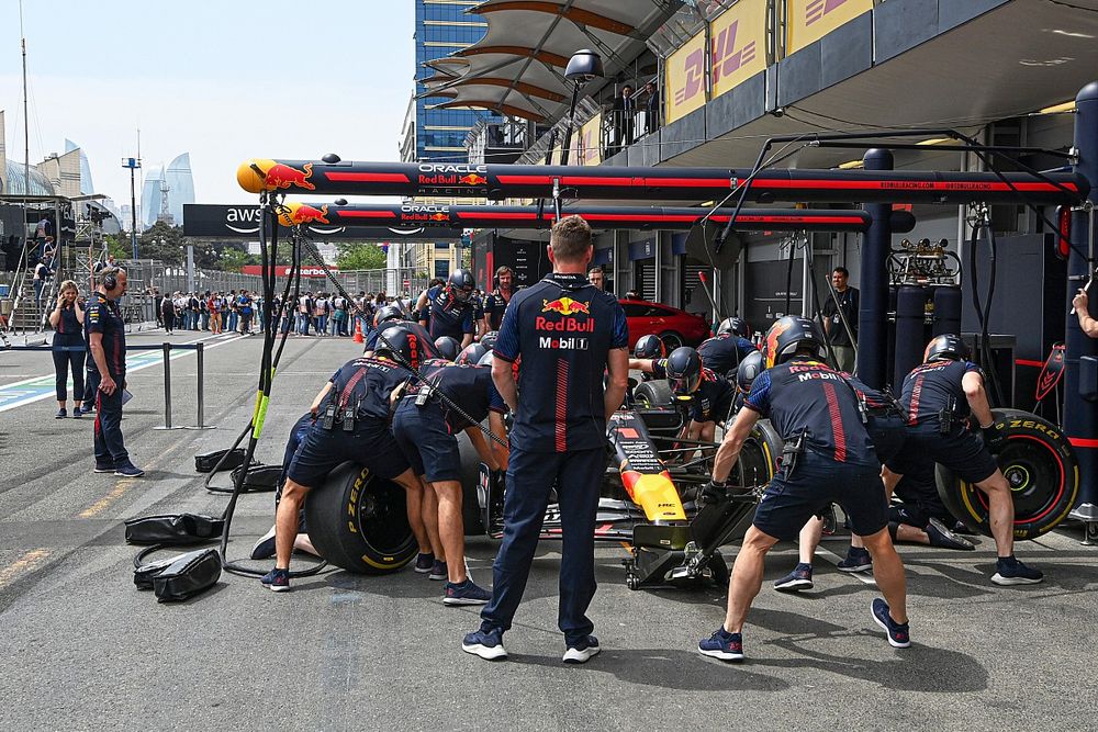 Red Bull mechanics in the pit lane with the car of Max Verstappen, Red Bull Racing RB19