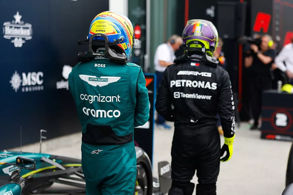 Fernando Alonso, Aston Martin F1 Team, 2ª posición, Lewis Hamilton, Mercedes-AMG, 3ª posición, en Parc Ferme