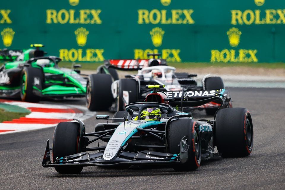 Lewis Hamilton, Mercedes F1 W15, Kevin Magnussen, Haas VF-24, Zhou Guanyu, Kick Sauber C44