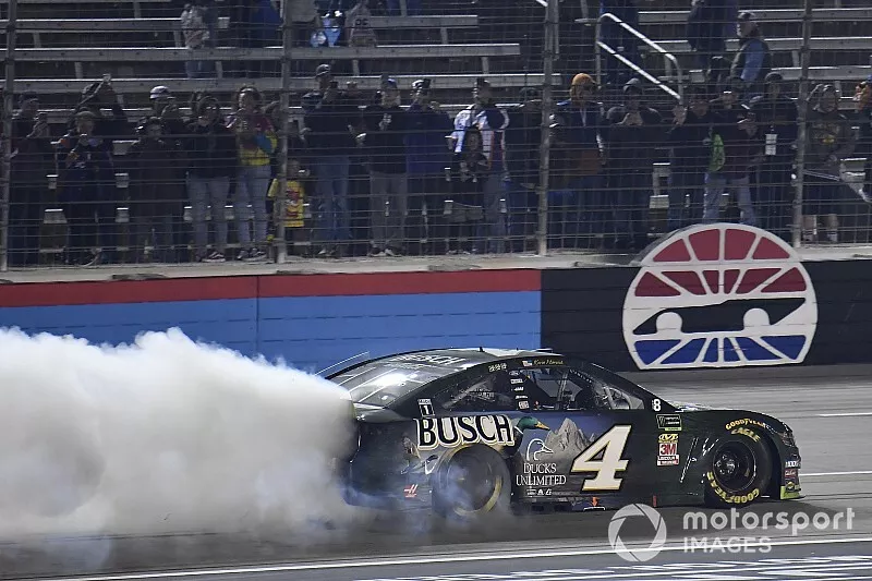 Race winner Kevin Harvick, Stewart-Haas Racing, Ford Mustang Busch Beer / Ducks Unlimited