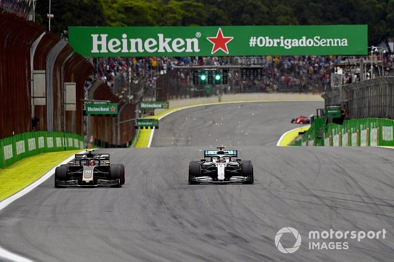 Lewis Hamilton, Mercedes AMG F1 W10, Kevin Magnussen, Haas F1 Team VF-19