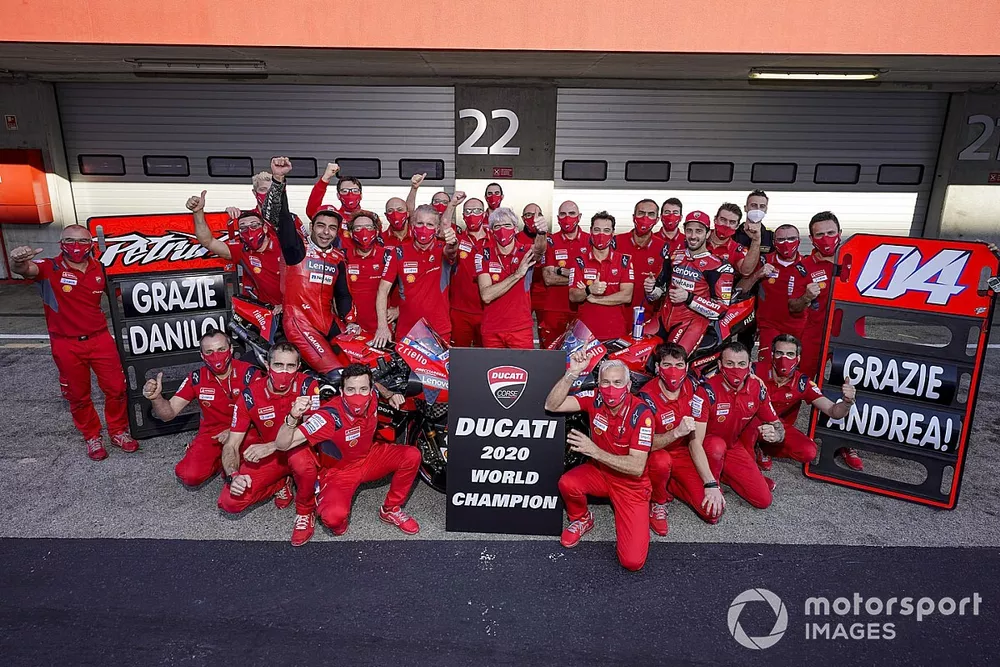 Foto di gruppo della Ducati Campione del Mondo costruttori. Luigi Dall'Igna, Direttore Generale Ducati Corse, Andrea Dovizioso, Ducati Team, Danilo Petrucci, Ducati Team