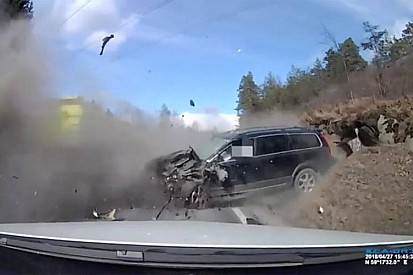 Відео: як водій Volvo вижив після лобового зіткнення