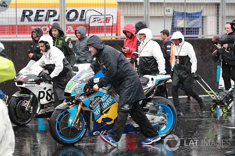 La grille de d&eacute;part sous la pluie