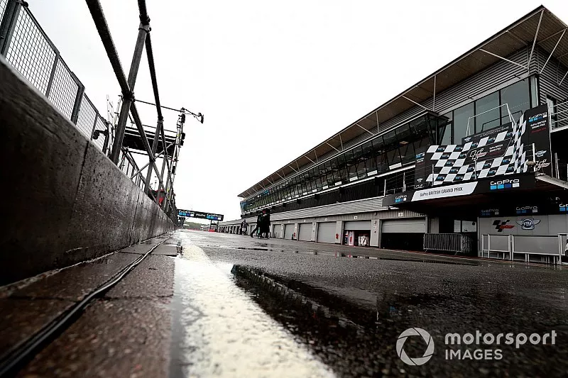 La piste mouill&eacute;e de Silverstone