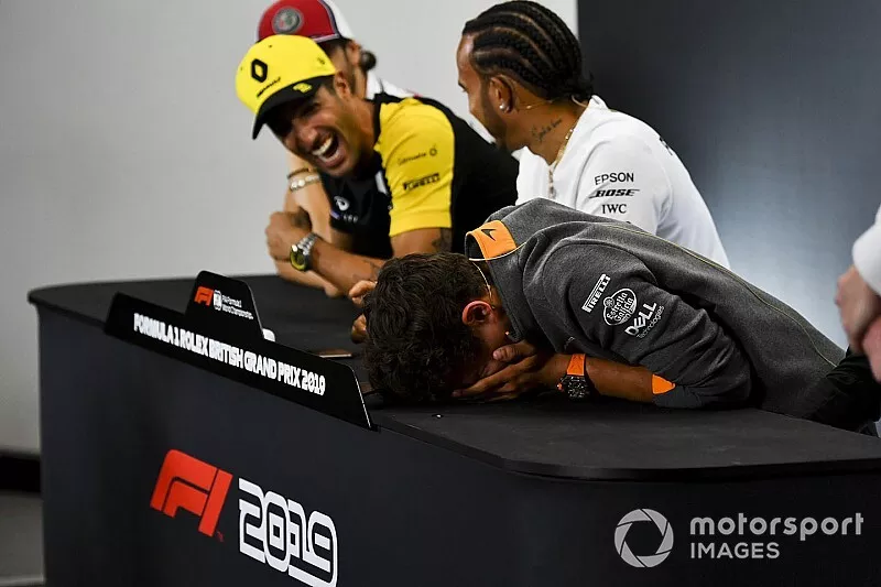 Daniel Ricciardo, Renault F1 Team and Lando Norris, McLaren laughing in the Press Conference 