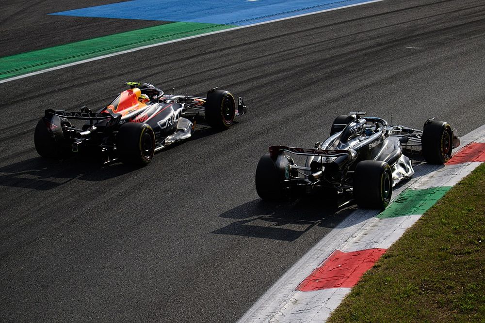 Sergio P&eacute;rez, Red Bull Racing RB19,George Russell, Mercedes W14