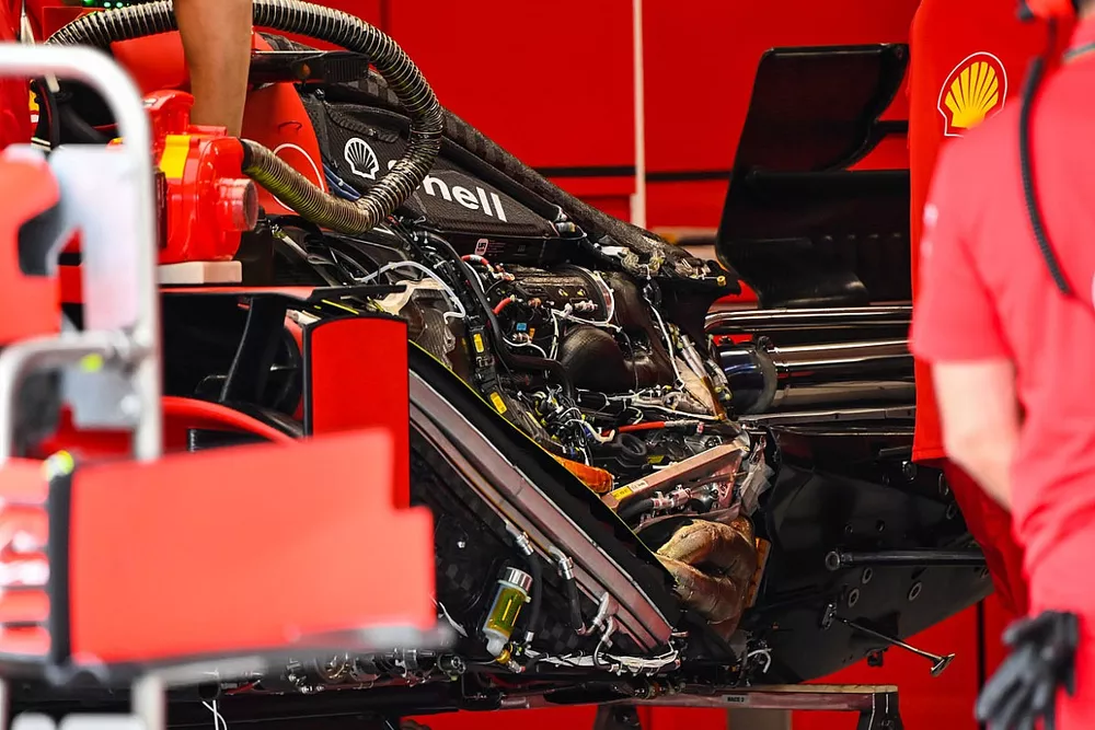 Les m&eacute;caniciens de Ferrari au travail sur la SF1000 