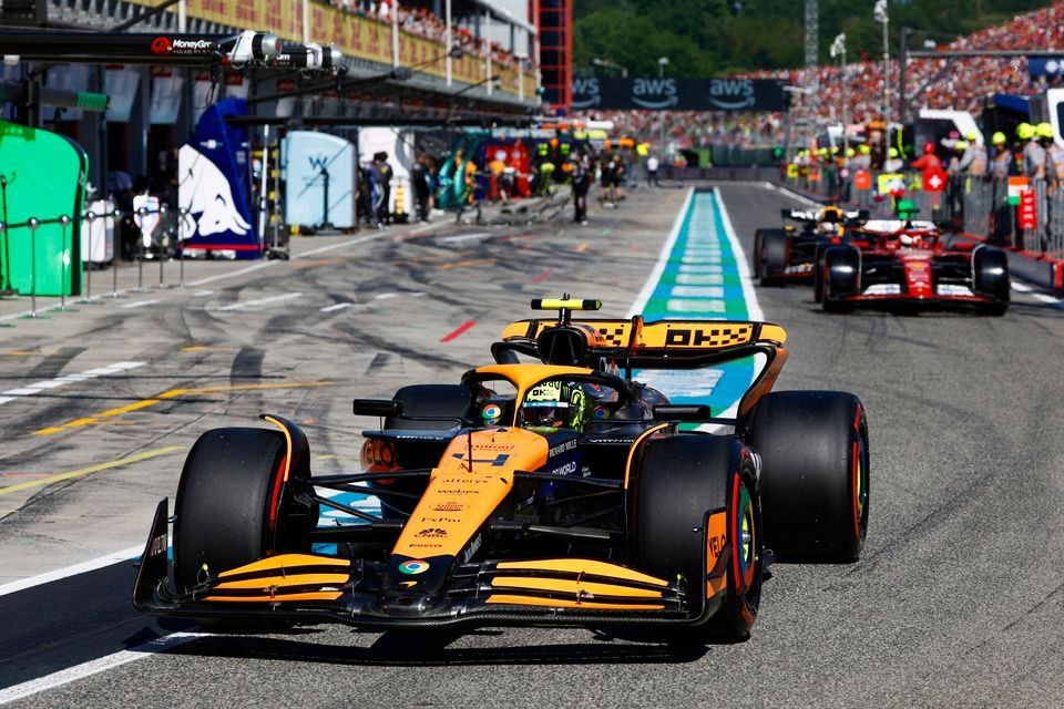 Lando Norris, McLaren MCL38, sale de boxes