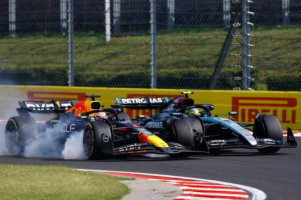 L'incidente tra Max Verstappen, Red Bull Racing RB20 e Lewis Hamilton, Mercedes F1 W15