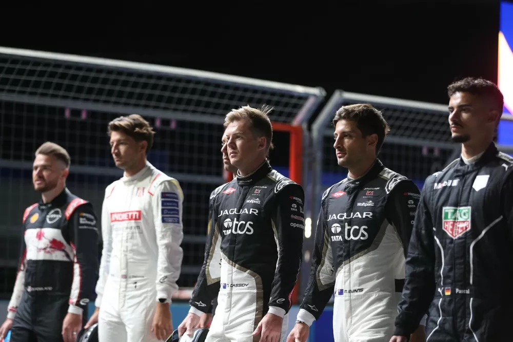 Los pilotos de FE se alinean en la l&iacute;nea de meta de Londres