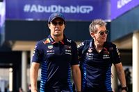 Montoya se la juega: "Red Bull no bajará a Checo Pérez"