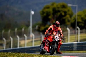 WSBK Assen: Bulega arrasa en la Carrera 1, Toprak sufre y Bautista se cae