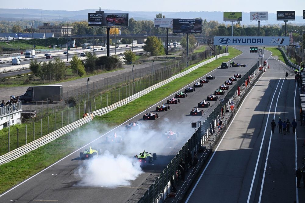 Los coches se alinean en la parrilla del Jarama