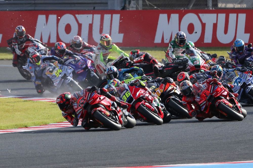 Francesco Bagnaia, Ducati Team leads at the start

