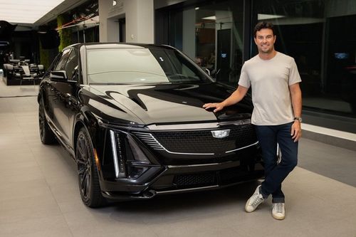 Checo Pérez visita la sede de Cadillac F1 y deja un mensaje al personal