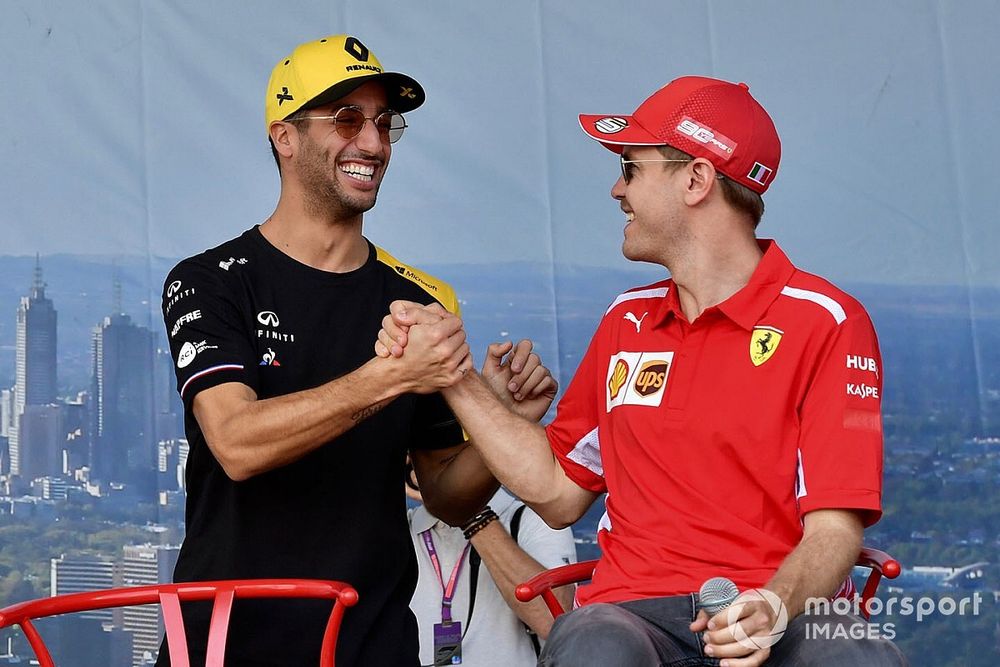 Daniel Ricciardo, Renault, et Sebastian Vettel, Ferrari, sur scène