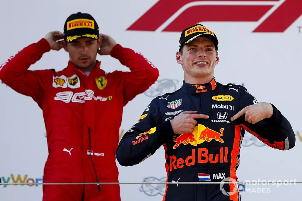 Le vainqueur Max Verstappen, Red Bull Racing, sur le podium avec Charles Leclerc, Ferrari