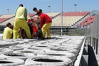 FOTOS: Lorenzo sofre outra queda em teste da MotoGP na Catalunha