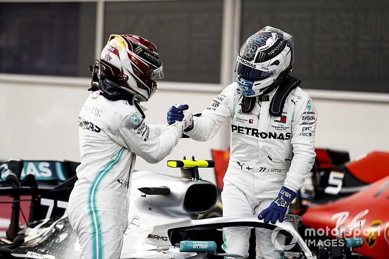 GP Azerbejdżanu 2019: Valtteri Bottas przyjmuje gratulacje od Lewisa Hamiltona 