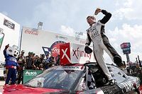 Tyler Reddick gana una ca&oacute;tica carrera en Charlotte