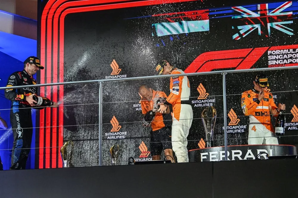 Max Verstappen, Red Bull Racing, Lando Norris, McLaren F1 Team y Oscar Piastri, McLaren F1 Team, con champ&aacute;n en el podio