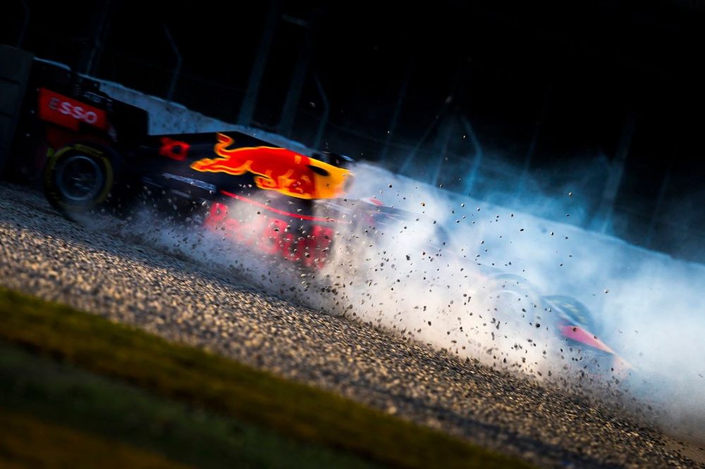 Pierre Gasly, Red Bull Racing RB15, spins into the gravel