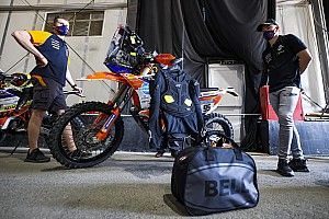 La primera sanci&oacute;n del Dakar: por culpa de la vestimenta de carrera