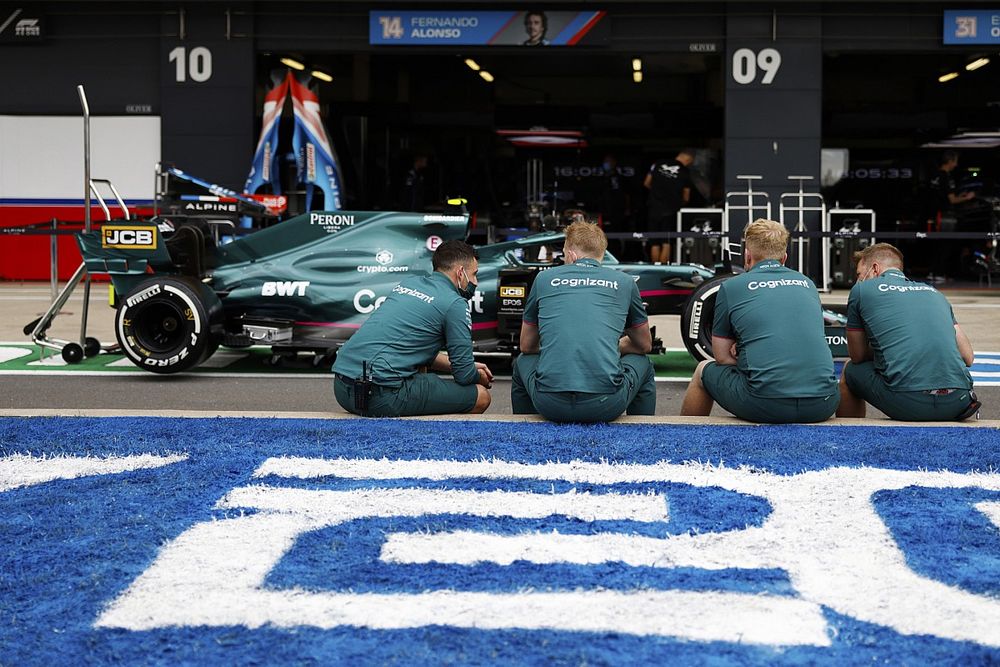 Miembros del equipo Aston Martin en el pit lane