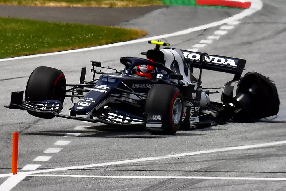 Pierre Gasly, AlphaTauri AT02, vuelve a boxes con su coche da&ntilde;ado