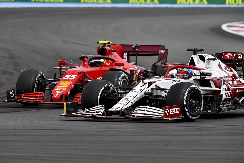 Kimi Raikkonen, Alfa Romeo Racing C41, Carlos Sainz Jr., Ferrari SF21