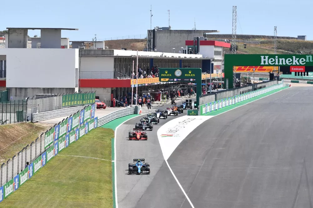 Esteban Ocon, Alpine A521, Charles Leclerc, Ferrari SF21, Pierre Gasly, AlphaTauri AT02, y el resto del pelot&oacute;n