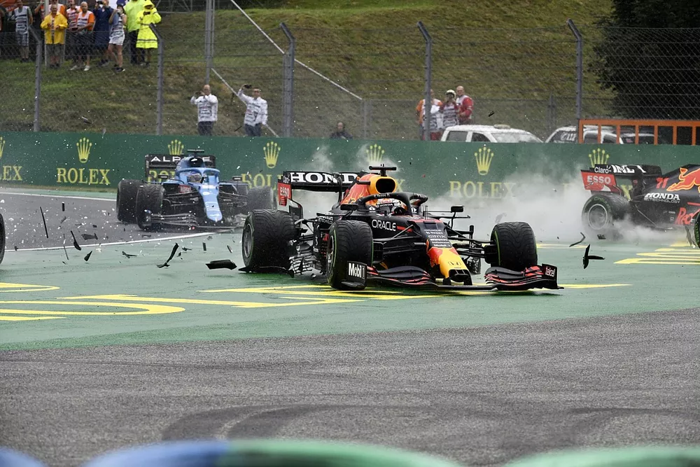 Lando Norris, McLaren MCL35M, Max Verstappen, Red Bull Racing RB16B, et Valtteri Bottas, Mercedes W12, ont un contact au départ