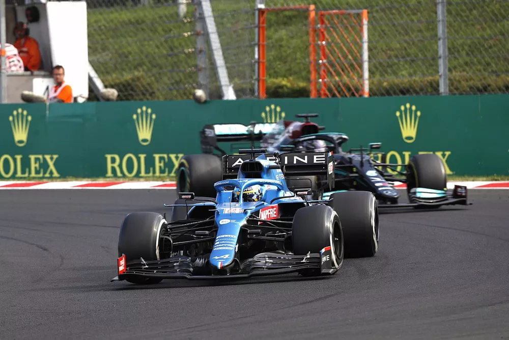 Fernando Alonso, Alpine A521, Lewis Hamilton, Mercedes W12
