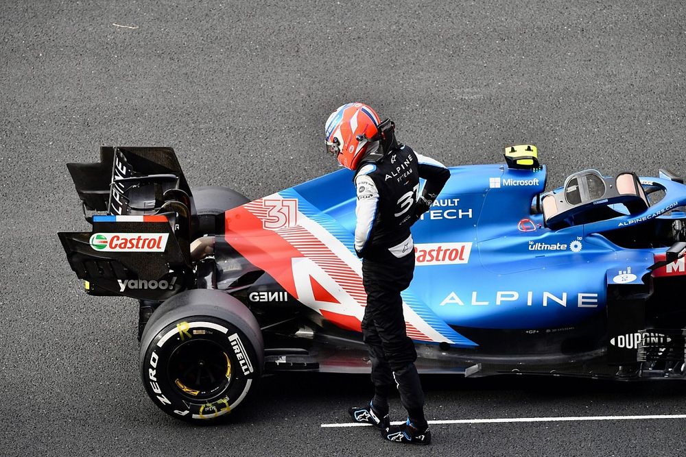 Esteban Ocon, Alpine A521, se baja de su coche despu&eacute;s de parar en la parrilla al final de la FP2 con problemas t&eacute;cnicos