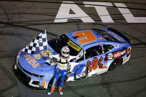 NASCAR Cup: Chase Elliott se lleva en casa una ca&oacute;tica carrera en Atlanta