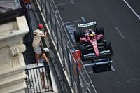 Hamilton celebra su viernes liderando en Bakú, Leclerc vigila a McLaren
