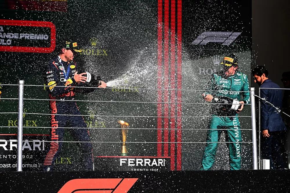 Max Verstappen, Red Bull Racing, vainqueur, Fernando Alonso, Aston Martin F1 Team, troisi&egrave;me, sur le podium