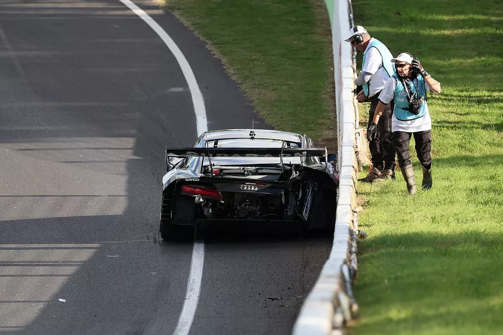 #47 Supabarn AudiR8 GT3 Evo II: James Koundouris, Theo Koundouris, David Russell, Paul Stokell, crash