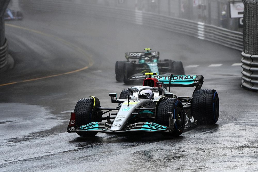 Lewis Hamilton, Mercedes W13, Sebastian Vettel, Aston Martin AMR22