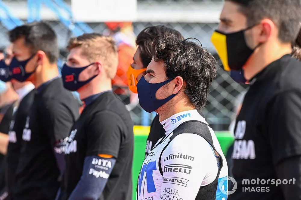 Sergio P&eacute;rez, de Racing Point, est&aacute; con los dem&aacute;s pilotos en la parrilla antes de la salida.