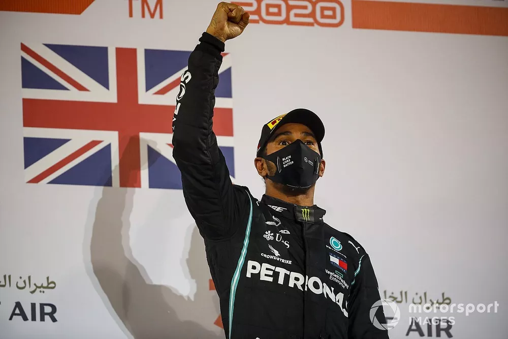 Le vainqueur Lewis Hamilton, Mercedes-AMG F1 fête sur le podium