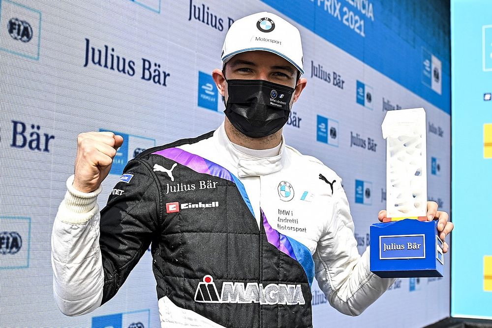 Pole Sitter Jake Dennis, BMW i Andretti Motorsport with the Pole Position Award