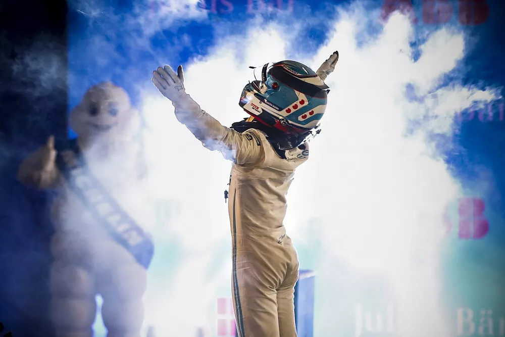 Ganador Nyck de Vries, Mercedes Benz EQ celebra en Parc Ferme 